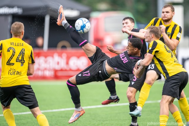 03 Enrique Esono Lottar Eyang mängus Nõmme Kalju vs Pärnu Vaprus 3-1 16.08.26.jpg