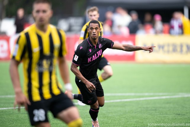 04 Enrique Esono Lottar Eyang mängus Nõmme Kalju vs Pärnu Vaprus 3-1 16.08.26.jpg